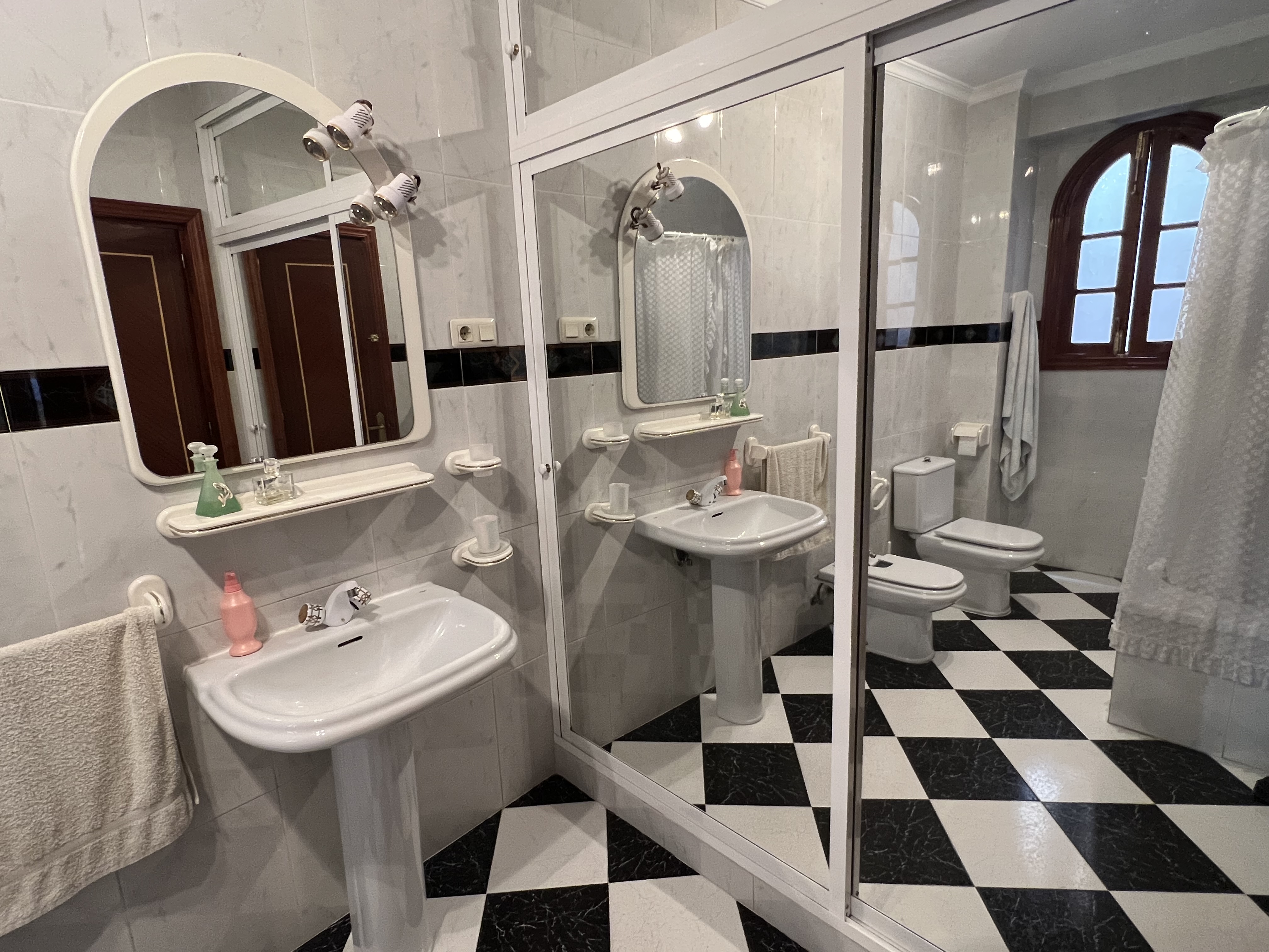 Qlistings - Old and New Traditional Townhouse Property Image